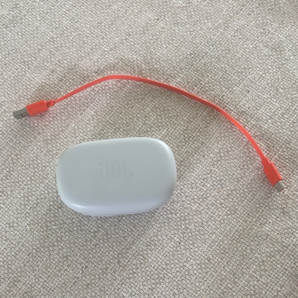 JBL Wireless Earbuds in Light Gray - Picture 3 of 3